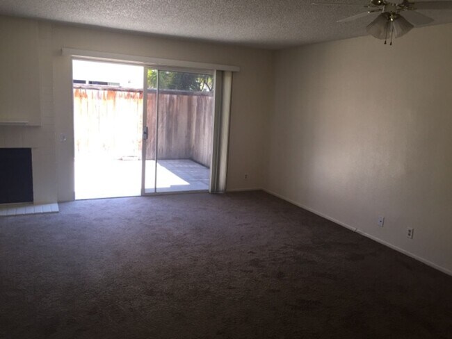 Foto del edificio - Carmel Valley Condo with garage