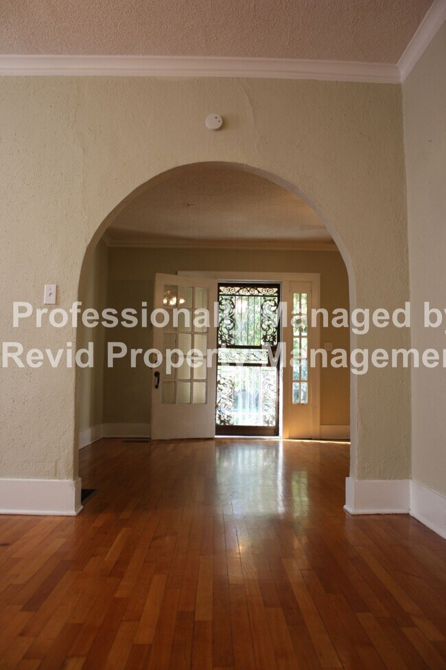 Foto del edificio - 1816 Forest Ave