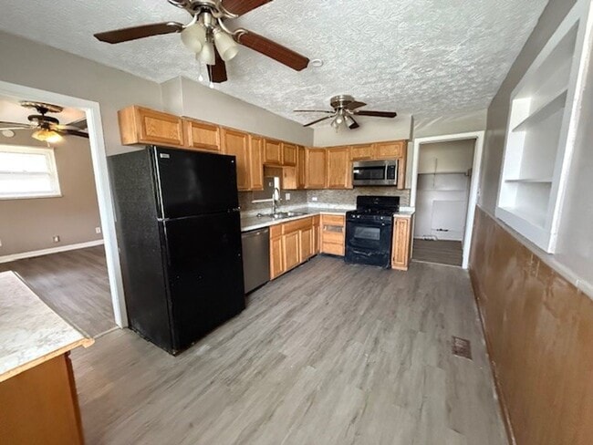 Building Photo - LARGE 4BR ONE LEVEL HOME WITH A GREAT FLOORPLAN.  TONS OF SPACE!