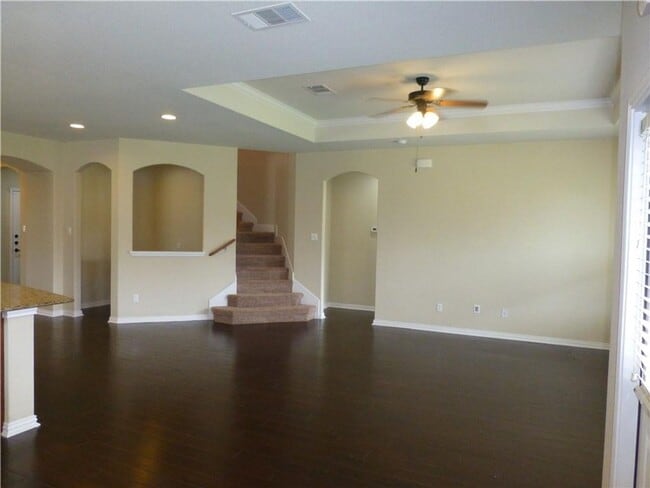 Building Photo - Four Bedroom Split Floorplan Near Major Co...
