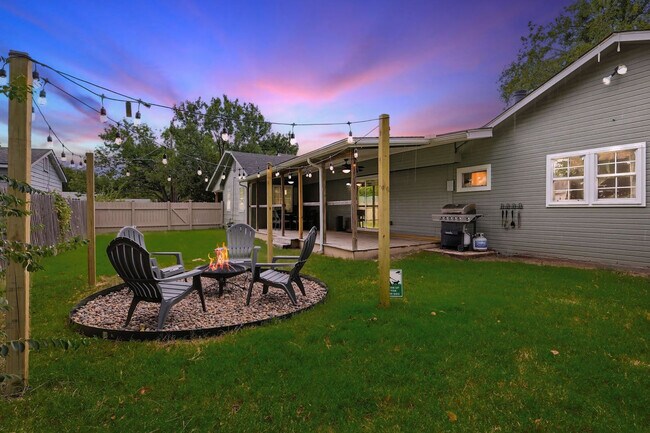 Foto del edificio - 327 W Texas St