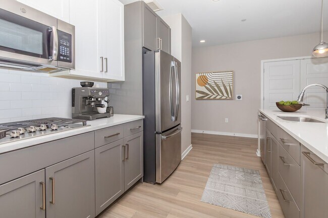 Interior Photo - Onyx North Central