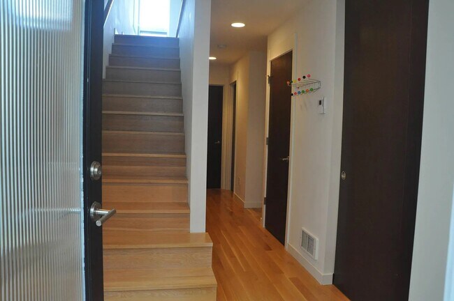 entry way - 2216 Thorndyke Ave W