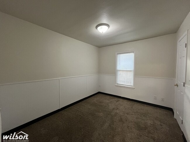 Building Photo - Updated Bungalow with 4 Bedrooms and 2 Ful...