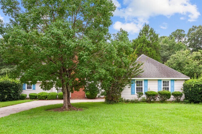 Building Photo - 221 Forest Oaks Dr