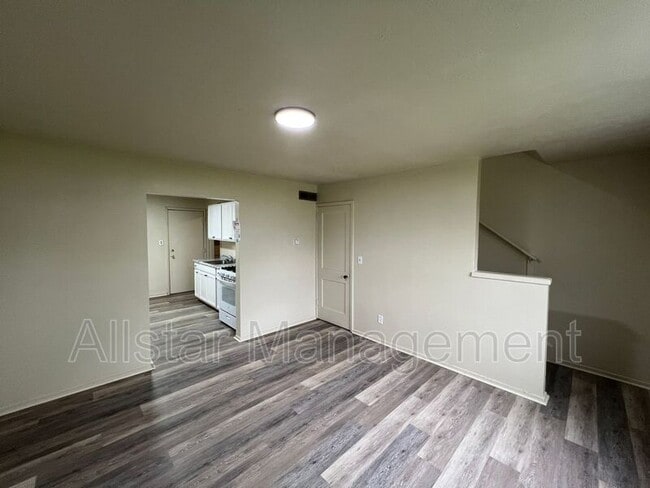 Building Photo - 942 S Central Dr