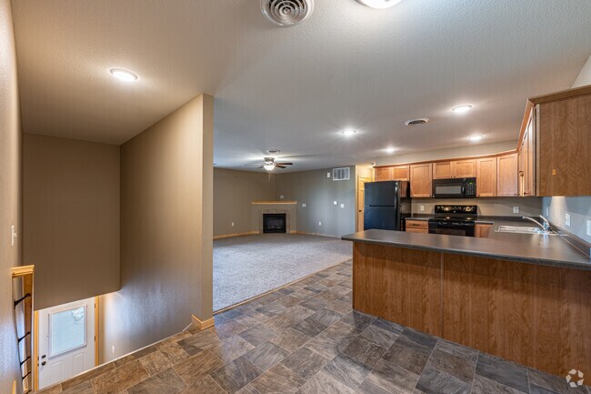 2HAB, 2BA - 1,400 pies cuadrados - Cocina/Sala de estar/Entrada - Welcome to Wissota Shores – Tranquil Lakeside Living in Chippewa Falls