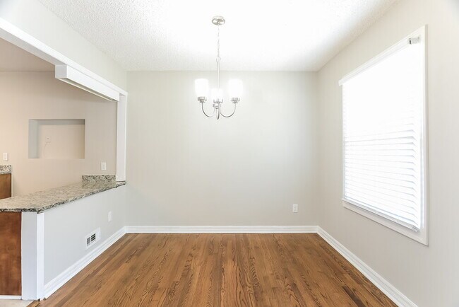 Foto del edificio - 817 Hillview Dr