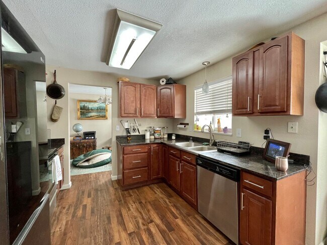 Foto del edificio - Wonderful Tri-Level Home in Westminster! A...