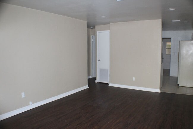Building Photo - 595 Brentwood Dr