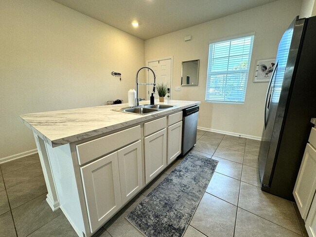 Building Photo - Beautiful Oakleaf Plantation Townhome w/ T...
