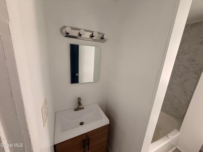 Building Photo - 15 James St