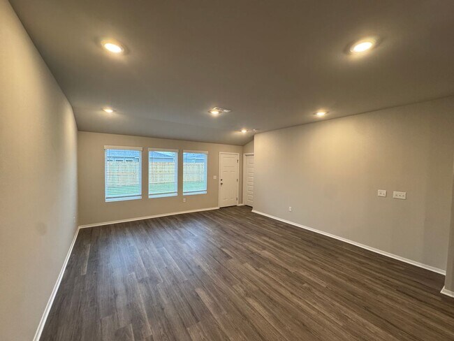 Building Photo - 6505 NW Vandergriff St
