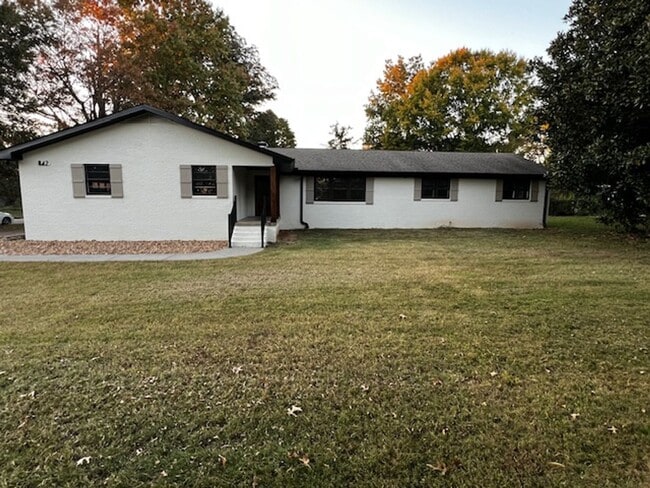 Building Photo - Alcoa 37701 - Beautifully remodeled 4 bedr...