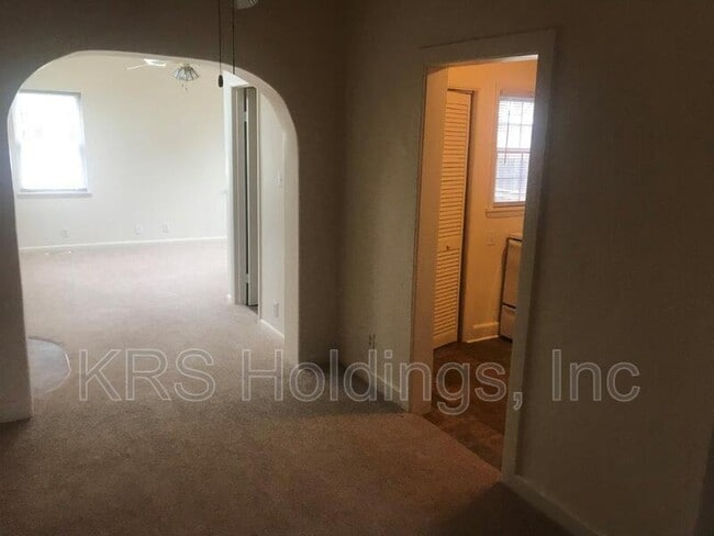 Building Photo - 211 Maycox Ave