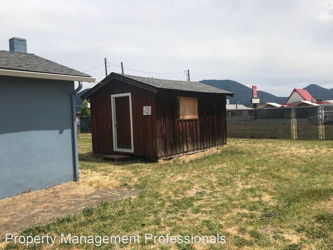 Building Photo - 3 br, 1 bath House - 421 D Street