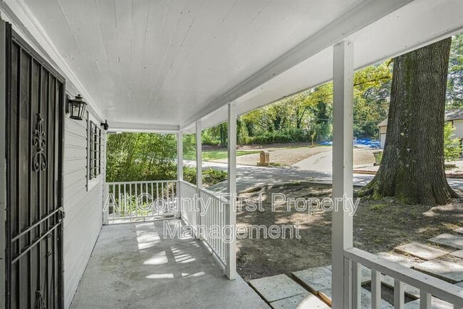 Building Photo - 2845 3rd Ave SW