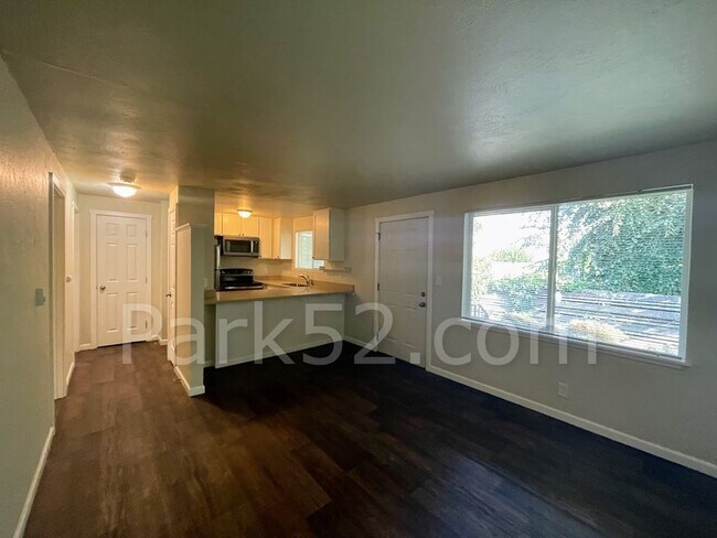 Building Photo - North Tacoma 1 Bed 1 Bath Apartment