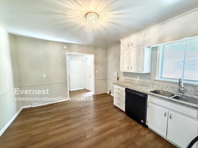 Foto del edificio - Spacious 3 Bed, 2 Bath Home with Fenced Yard and Detached Garage!