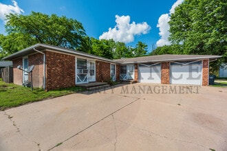 Building Photo - 1318 Peach Ave