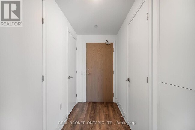 Photo du bâtiment - 4800 Hwy 7