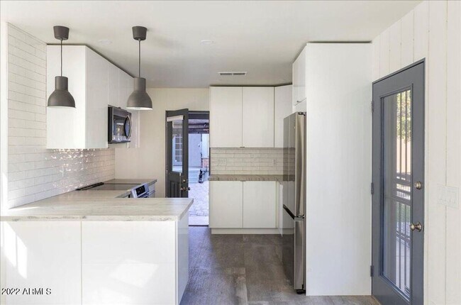 Foto del edificio - Contemporary Stunning Carriage house in the Roosevelt District!!!  Completely remodeled with no e...