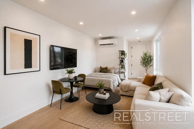 Foto del edificio - *Brand-New Studio with Private Roof Deck Near Brooklyn College*