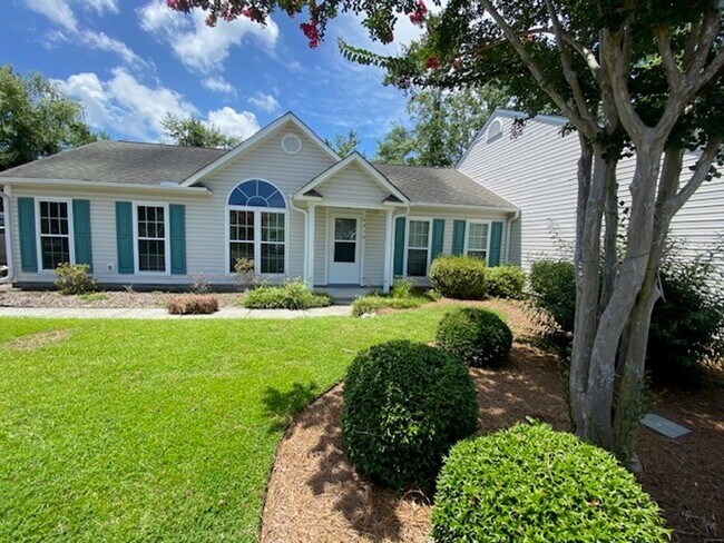 Building Photo - Stunning, pet friendly townhouse located i...