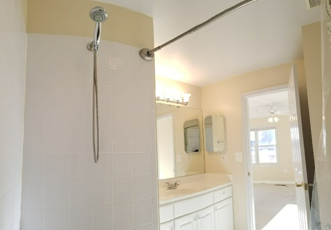 Photo - Affordable Spacious AND Convenient WALK to... Apartment