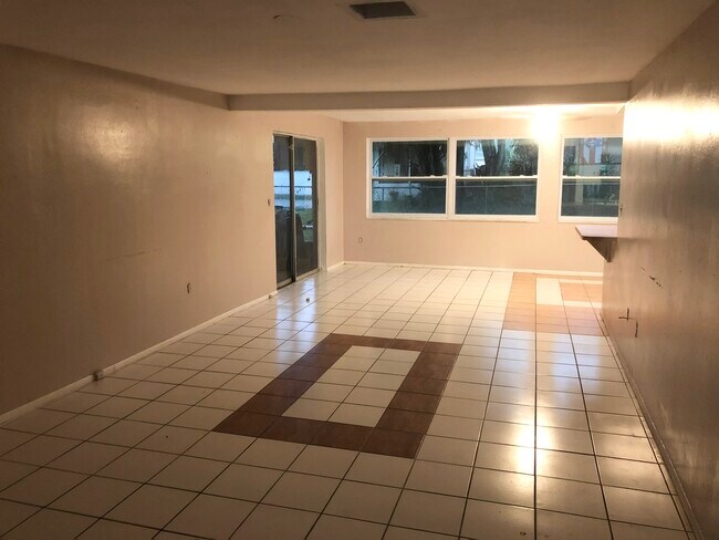 Building Photo - 3704 Wiltshire Dr