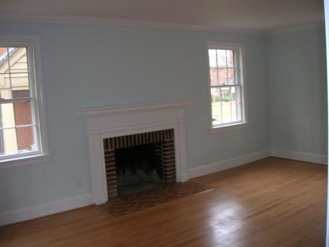 Building Photo - -- AVAILABLE MAY 8TH -- 3 BR / 2.5 BA Nice Brick home in Near West End. Available May 8th!