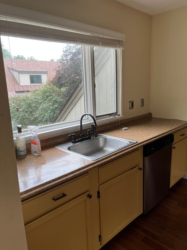Kitchen - 202 Brook Holw