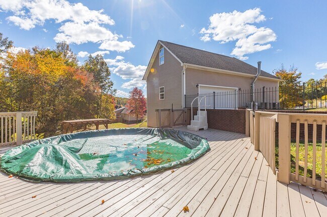 Building Photo - Stately Home in Soddy with Pool!
