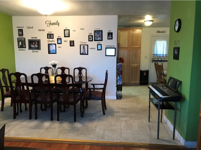 Dining room - 13983 Van Nuys Blvd