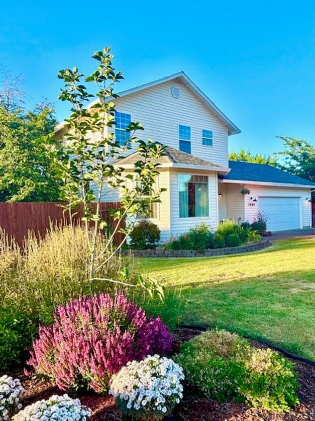 Primary Photo - Large 3 Bedroom, 2 Bath Home in McMinnvill...