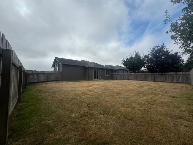 Building Photo - Lovely Loleta! Executive 3 bed, 2 bath home