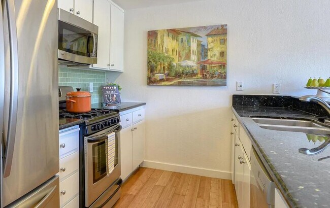 Foto del edificio - Spacious & bright 3 bedroom 2 bath home in...