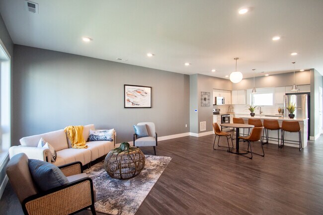 Pisos de madera oscura - Deer Creek Townhomes