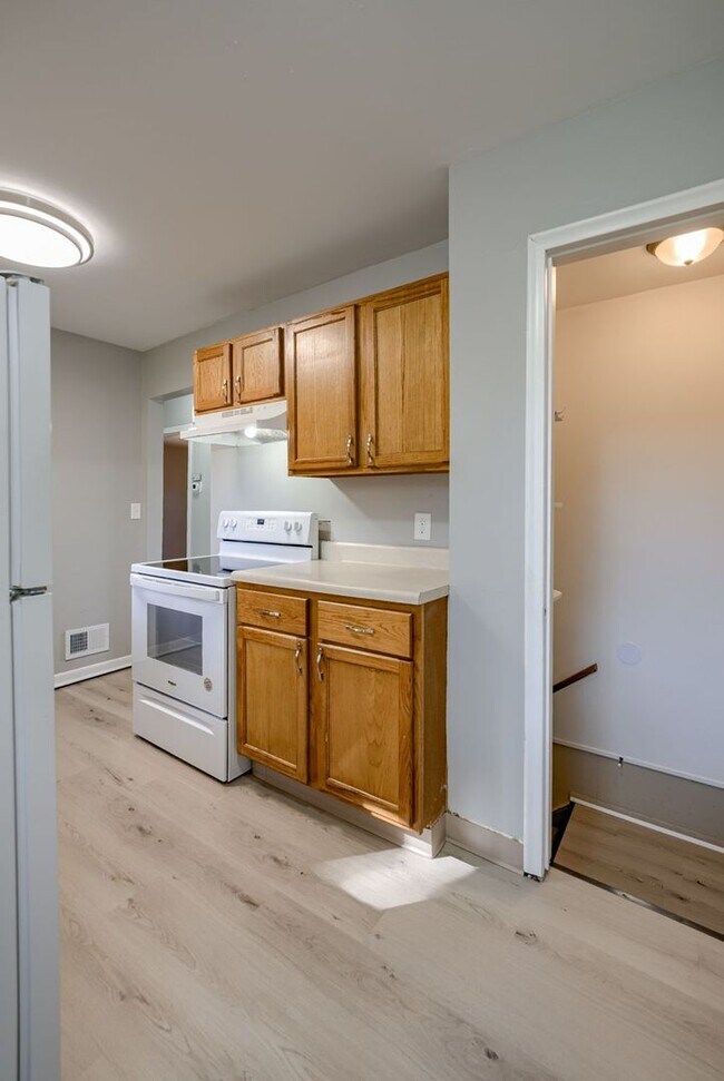Building Photo - 2 Bedroom With Oversized Garage & Prime Lo...