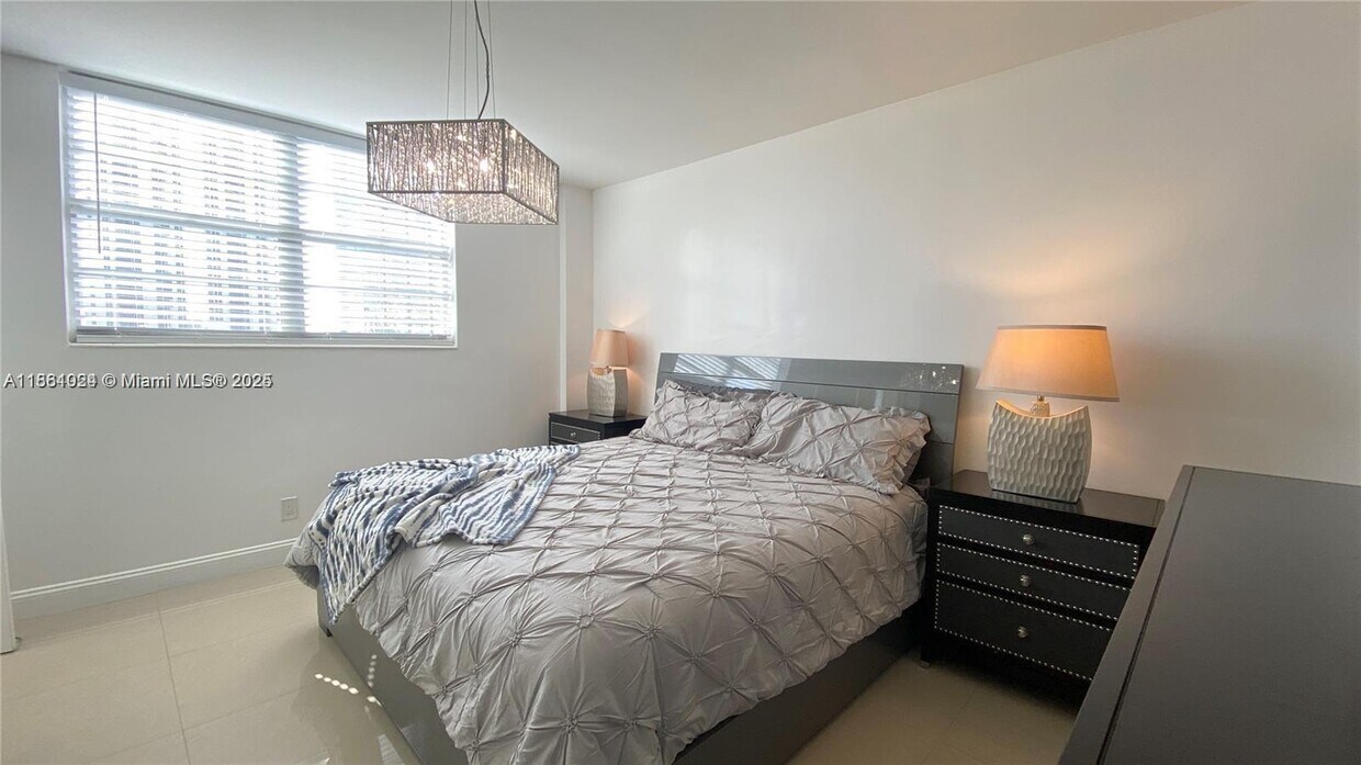 Foto principal - 19370 Collins Ave