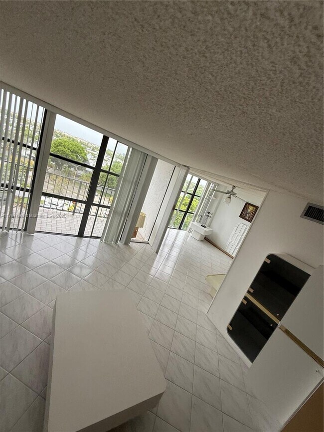 Building Photo - 1000 Parkview Dr
