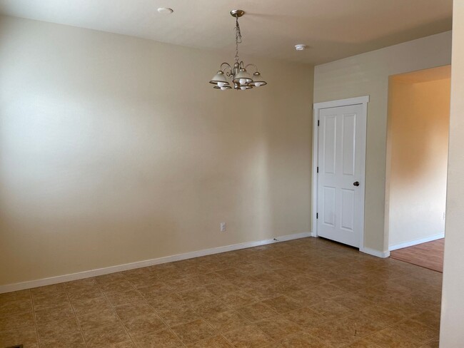 Building Photo - 2 weeks free rent!! 2-Story Townhome- Powe...