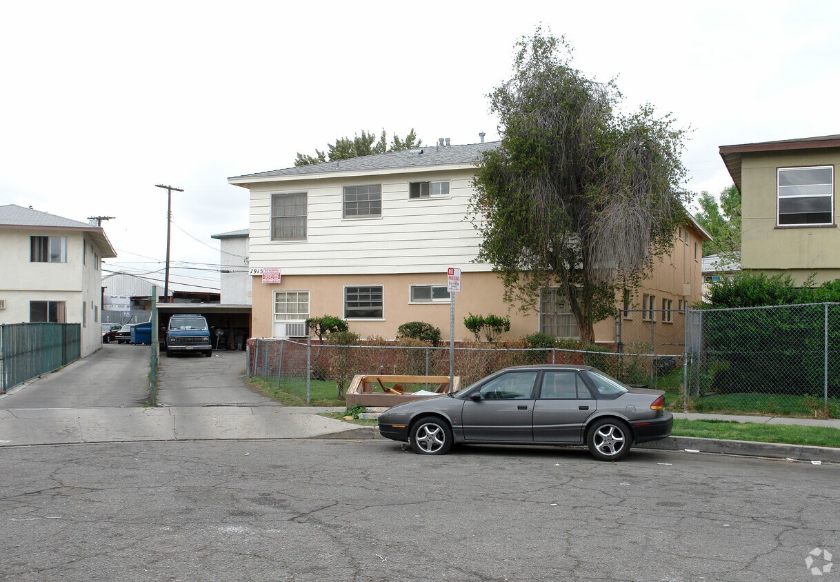 Foto del edificio - 7915 Kester Ave