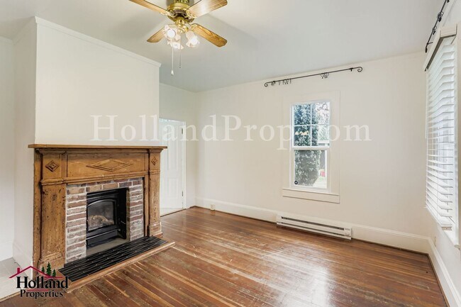 Foto del edificio - Charming Historic 3-Bedroom Home for Lease! NEW PRICE at $2,245 plus move in Special $150 credit ...