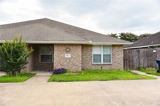 Building Photo - 3815 Oldenburg Ln