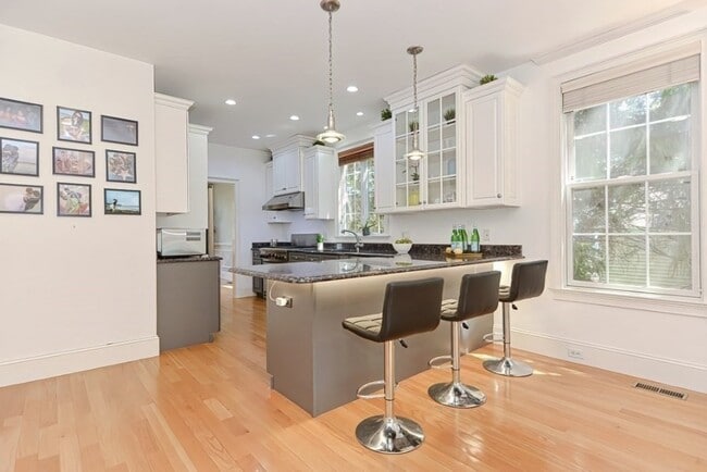 Building Photo - 10 Lupine Rd