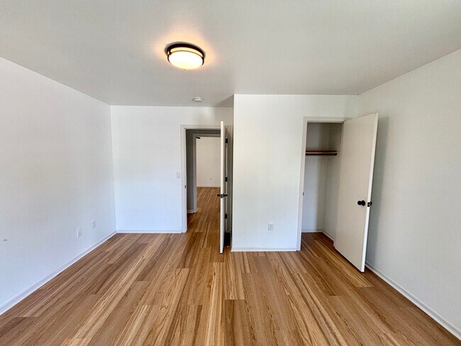 Foto del edificio - 2343 N Oakland Ave