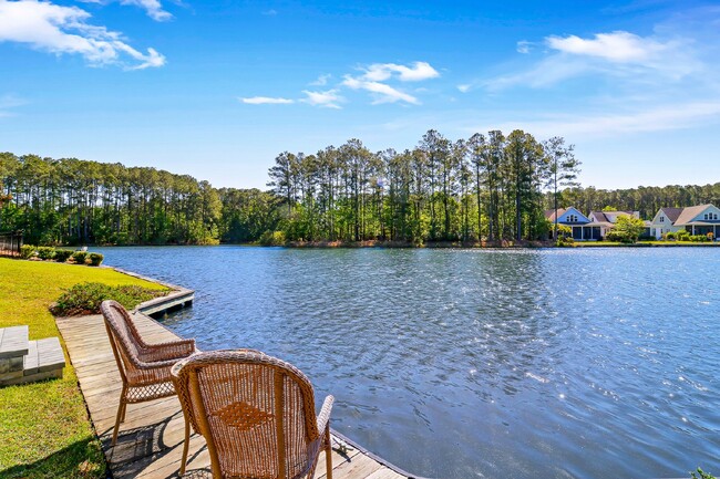 Building Photo - Spectacular 4 Bedroom/3.5 Bath Home in Ham...