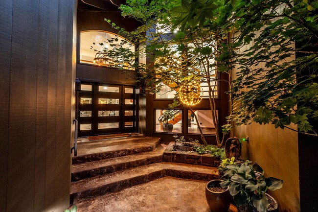 Building Photo - Stunning 3BR, 3.5BA home designed by famou...