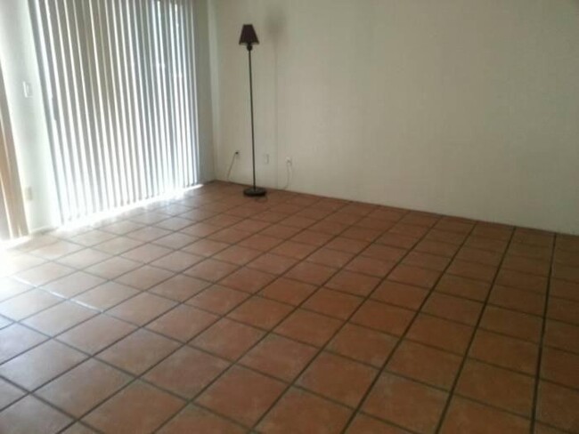 Building Photo - Town Home For Rent